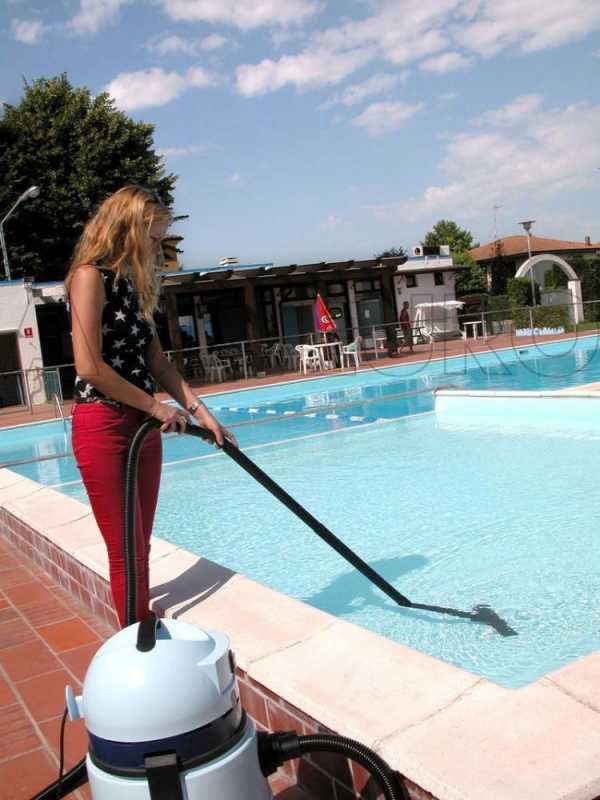 Aspirateur nettoyeur pour piscine Lavor Swimmy en Promotion